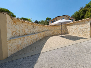 Photo de galerie - Pose de pierres naturelles sur un mur, avec une finition soignée.