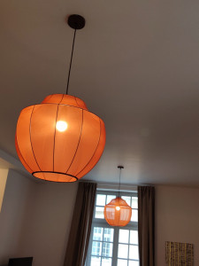 Photo de galerie - Pose de luminaires suspendue.