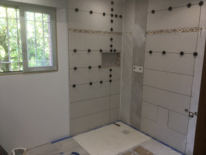 Photo de galerie - Rénovation complète salle de douche : revêtement de sol, plomberie, éclairage, placo hydro, douche, peinture et meubles