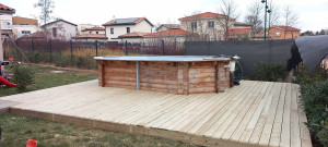 Photo de galerie - Pose d'une terrasse bois autour d'une piscine 