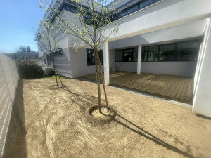 Photo de galerie - Création d'une terrasse en bois avec engazonnement et plantation 
