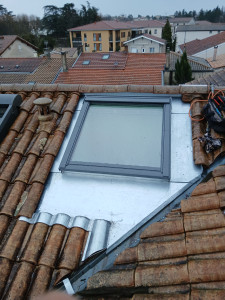 Photo de galerie - Pose d’un velux de désenfumage et étanchéité autour de celui ci.