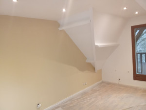 Photo de galerie - Réalisation d'une chambre en peinture au couleur biscuits et blanc 