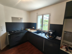 Photo de galerie - Pose de cuisine équipée avec électro ménager complet ( four encastré, micro onde encastré , plaque de cuisson) , évier complet , crédence  et changement de prise électrique.