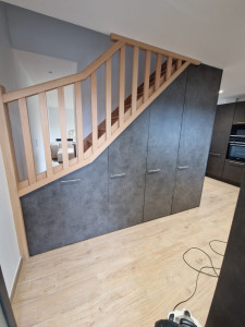 Photo de galerie - Réalisation d’un meuble sous escalier sur mesure 