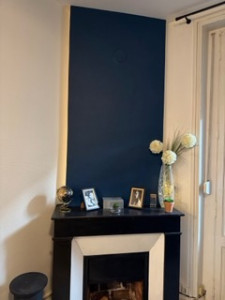 Photo de galerie - Peinture bleue dessus de cheminée 