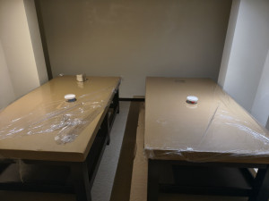 Photo de galerie - Installing new massage tables.