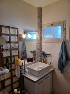 Photo de galerie - L'installation d'un vasque sur meuble..pose de  mosaïque sur tuyau évacuation pvc. miroir et éclairage dans une salle de bain.