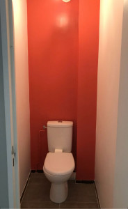 Photo de galerie - Détapissage du WC + ratissage complet + mise en peinture avec couleur rouge en fond de WC
