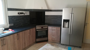 Photo de galerie - Montage cuisine découpe plan de travail pose de parement peinture et éclairage 