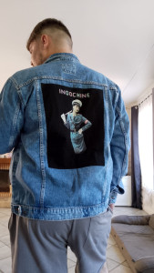 Photo de galerie - J'ai découpé le motif sur un tee-shirt et je l'ai cousu sur la veste en jeans 