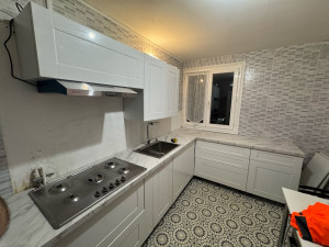 Photo de galerie - Remplacement complet des armoires de cuisine, du comptoir de cuisine, de la plaque de cuisson et de l'évier.