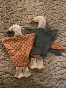 Photo de galerie - Confection de deux doudous oies pour naissance