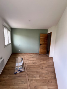 Photo de galerie - Peinture, sur plafond et mur, et pose de parquet stratifié