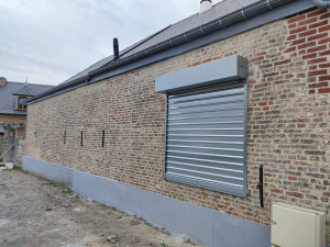 Photo de galerie - Rejointement de facade plus pose de volet roulant 