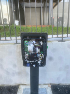 Photo de galerie - Pose borne rechargeable 