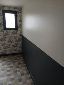 Photo de galerie - Réparation  des murs en 3 passes d'enduit.  ponçage, impression, peinture des huisseries, mise en couleur 2 teintes et pose de papier peint.