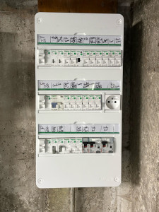 Photo de galerie - Pose d’un tableau électrique aux normes