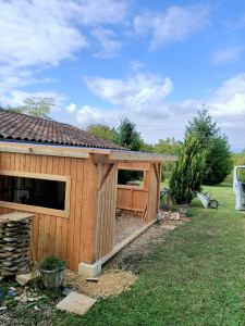 Photo de galerie - Réalisation avancé bois et vitrage latéraux sur mesures 