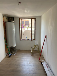 Photo de galerie - Rénovation complète d’une chambre avec création de doublage en placo, enduit et peinture, électricité complète, pose d’un parquet en chêne.