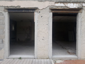 Photo de galerie - Ouverture dans agglo de béton, pose IPN, jambage béton armé, seuil de porte