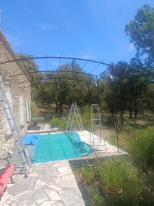 Photo de galerie - Ponçage et applications d'un anti rouille sur pergola 