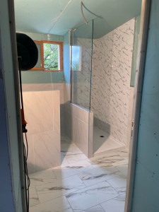 Photo de galerie - Réalisation d’une salle de bain avec de beaux matériaux pour un client ravi