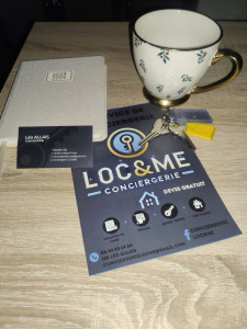 Photo de galerie - Nos Flyers LOC&ME viennent d'arriver, et ils sont prêts à vous en dire plus sur nos services de conciergerie ! ✉️?