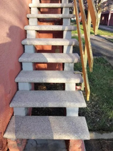 Photo de galerie - ✨ Avant / Après : Escalier comme neuf ! ✨

Regardez la transformation ! Grâce à notre nettoyage haute pression, ces escaliers retrouvent leur propreté et leur éclat d’origine. Saletés, mousses et traces accumulées disparaissent en un instant.