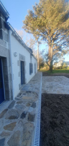Photo de galerie - Réalisation de un allé/terrasse en pierre, joints à la chaux.
pose de caniveau 