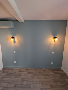 Photo de galerie - Exemple d'installation électrique au niveau d'une chambre.