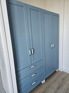 Photo de galerie - Montage et fixation de deux armoires.