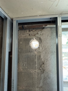 Photo de galerie - Réalisation d’un trou de forage pour tuyau VMC à travers double parpaing 