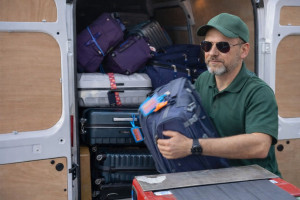 Photo de galerie - Transport express et petit déménagement à Albertville et alentours. Camion professionnel pour transport de colis, meubles, cartons et bagages. Manutention soignée, chargement sécurisé, intervention rapide pour particuliers et professionnels.