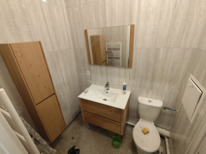 Photo de galerie - Rénovation salle de bains, pose de panneaux PVC sur les murs, pose de meubles vasque, miroir et une colonne 