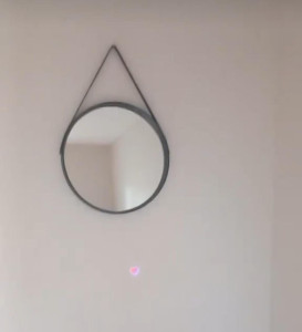 Photo de galerie - Fixation miroir au mur