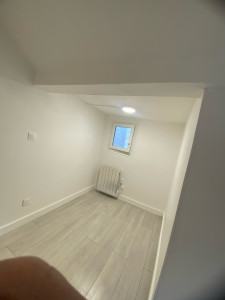 Photo de galerie - Sur cette pièce j’ai réalisé le placo sur les murs puis après ponçage j’ai peint en blanc. 