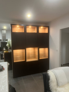 Photo de galerie - Montage d’un meuble IKEA avec éclairage dans les vitrines. 