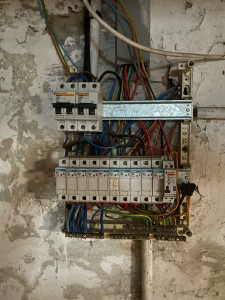 Photo de galerie - Dépose tableau porte fusible 