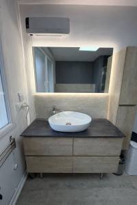 Photo de galerie - Meuble vasque poser sur plan de travail + carrelage +miroir 