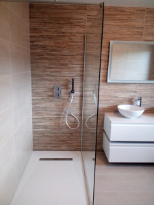 Photo de galerie - Pose de carrelage dans une salle de bain neuve, format 30x90cm