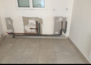Photo de galerie -  Du mur brut à la plomberie parfaite : Création de réseau complète !
En plein chantier de rénovation ? Nous donnons vie à vos espaces en créant toutes vos arrivées et évacuations d'eau sur-mesure. 
 Tuyauterie cuivre haute résistance
Évacuations pvc