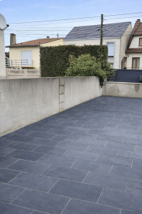 Photo de galerie - Travaux réalisés sur une terrasse : préparation complète de la surface, application d’un primaire adapté, pose du carrelage avec découpes précises et finitions soignées.
Un travail effectué avec qualité du début à la fin, pour un résultat impeccable.