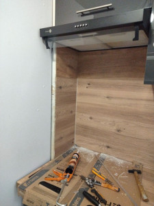 Photo de galerie - Installation de panneaux muraux de cuisine en bois 