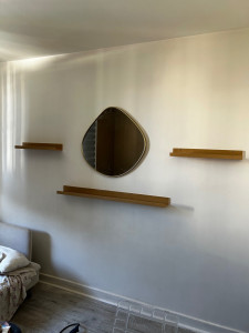 Photo de galerie - Pose d'un ensemble miroir et étagères