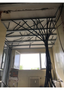 Photo de galerie - Passage des câbles électriques + raillage faux plafond 