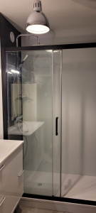 Photo de galerie - Enlèvement d une baignoire et mise en place d une douche avec porte coulissante mur en dibond blanc et noir
