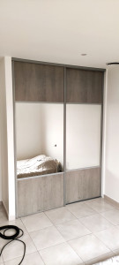 Photo de galerie - Dressing / Armoire - Caissons sur mesures avec pose de portes coulissantes