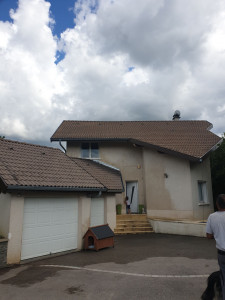 Photo de galerie - Voici une  toiture  en cour de préparation  démoussage  hydro nettoyage  .