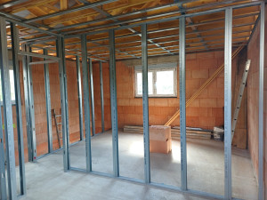 Photo de galerie - Création d’une ossature métallique pour cloison et plafond en plaques de plâtre (placo) dans le salon.